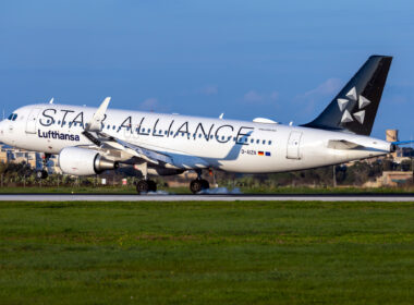 Star Alliance (Lufthansa) Airbus A320-214 (REG: D-AIZN) arriving on a sunny winter afternoon